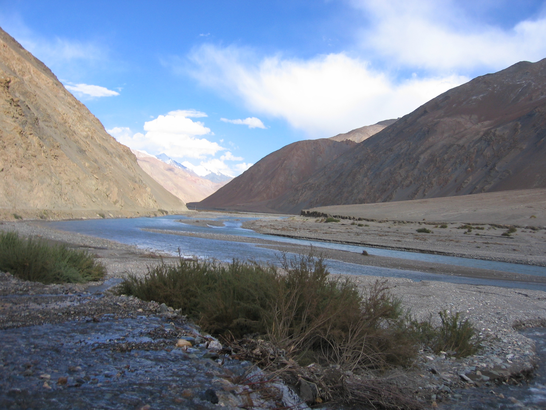 karakash_river_in_the_western_kunlun_shan_seen_from_the_tibet-xinjiang_highway-1